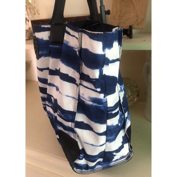 Tory Burch Ella Tie-dye Tote in Babylon Blue - Picture 5 of 15